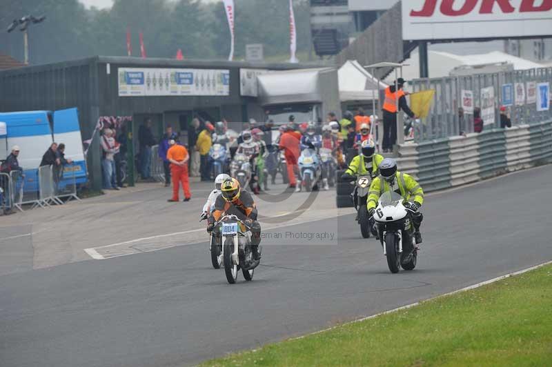 Mallory park Leicestershire;Mallory park photographs;Motorcycle action photographs;classic bikes;event digital images;eventdigitalimages;mallory park;no limits trackday;peter wileman photography;vintage bikes;vintage motorcycles;vmcc festival 1000 bikes
