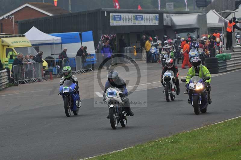Mallory park Leicestershire;Mallory park photographs;Motorcycle action photographs;classic bikes;event digital images;eventdigitalimages;mallory park;no limits trackday;peter wileman photography;vintage bikes;vintage motorcycles;vmcc festival 1000 bikes