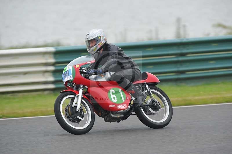 Mallory park Leicestershire;Mallory park photographs;Motorcycle action photographs;classic bikes;event digital images;eventdigitalimages;mallory park;no limits trackday;peter wileman photography;vintage bikes;vintage motorcycles;vmcc festival 1000 bikes