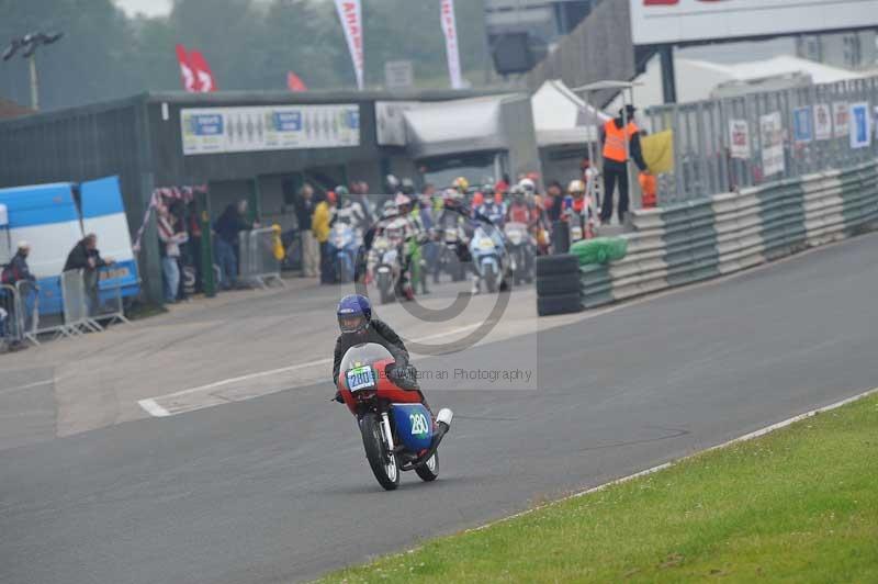 Mallory park Leicestershire;Mallory park photographs;Motorcycle action photographs;classic bikes;event digital images;eventdigitalimages;mallory park;no limits trackday;peter wileman photography;vintage bikes;vintage motorcycles;vmcc festival 1000 bikes