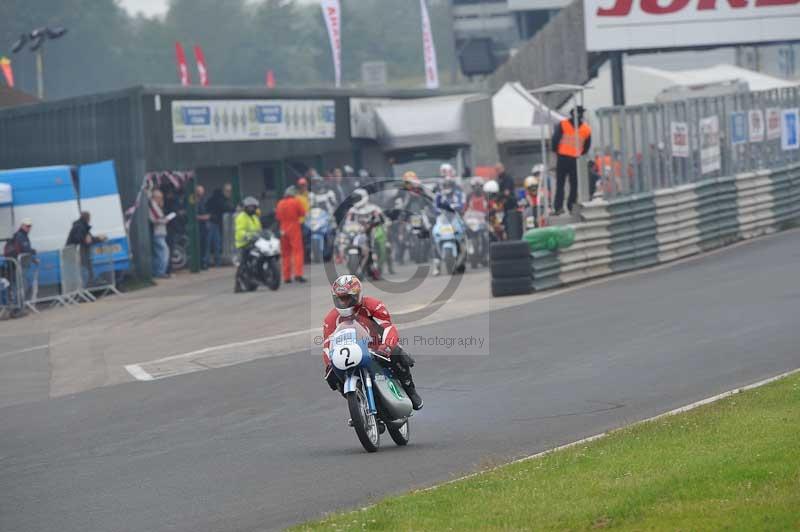 Mallory park Leicestershire;Mallory park photographs;Motorcycle action photographs;classic bikes;event digital images;eventdigitalimages;mallory park;no limits trackday;peter wileman photography;vintage bikes;vintage motorcycles;vmcc festival 1000 bikes