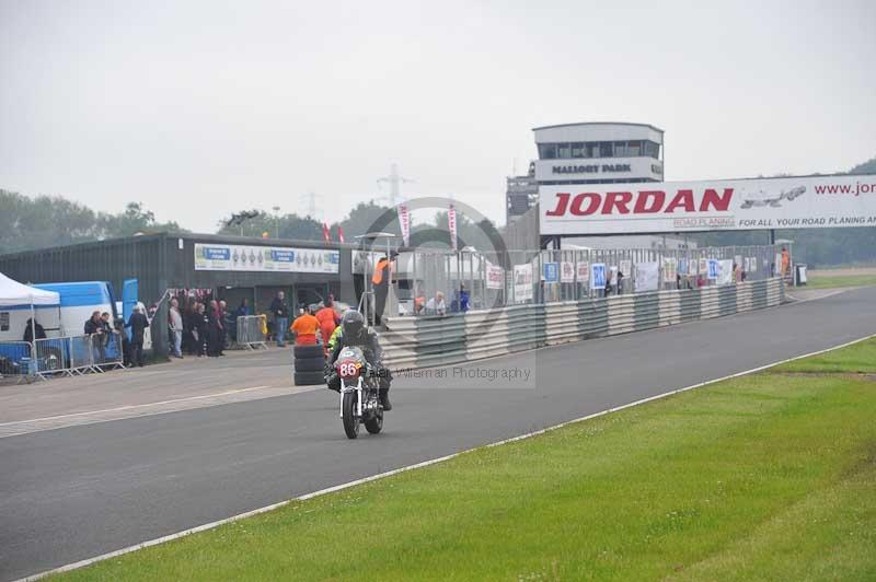 Mallory park Leicestershire;Mallory park photographs;Motorcycle action photographs;classic bikes;event digital images;eventdigitalimages;mallory park;no limits trackday;peter wileman photography;vintage bikes;vintage motorcycles;vmcc festival 1000 bikes