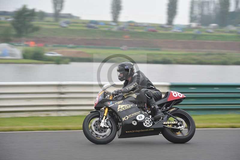 Mallory park Leicestershire;Mallory park photographs;Motorcycle action photographs;classic bikes;event digital images;eventdigitalimages;mallory park;no limits trackday;peter wileman photography;vintage bikes;vintage motorcycles;vmcc festival 1000 bikes
