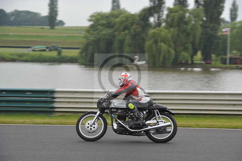 Mallory park Leicestershire;Mallory park photographs;Motorcycle action photographs;classic bikes;event digital images;eventdigitalimages;mallory park;no limits trackday;peter wileman photography;vintage bikes;vintage motorcycles;vmcc festival 1000 bikes