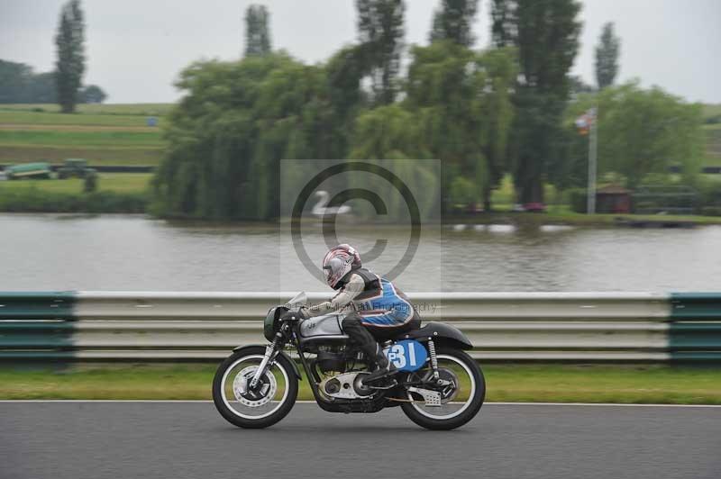 Mallory park Leicestershire;Mallory park photographs;Motorcycle action photographs;classic bikes;event digital images;eventdigitalimages;mallory park;no limits trackday;peter wileman photography;vintage bikes;vintage motorcycles;vmcc festival 1000 bikes