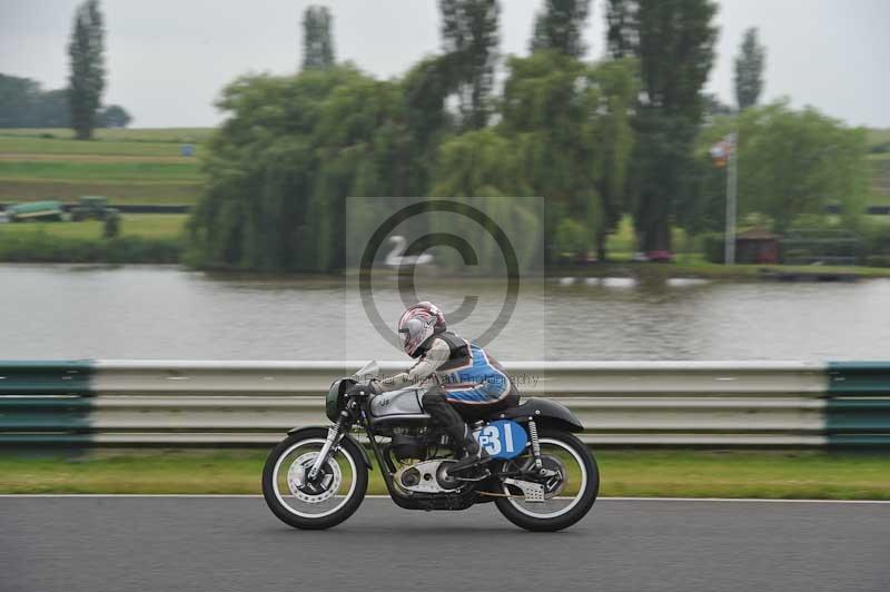 Mallory park Leicestershire;Mallory park photographs;Motorcycle action photographs;classic bikes;event digital images;eventdigitalimages;mallory park;no limits trackday;peter wileman photography;vintage bikes;vintage motorcycles;vmcc festival 1000 bikes