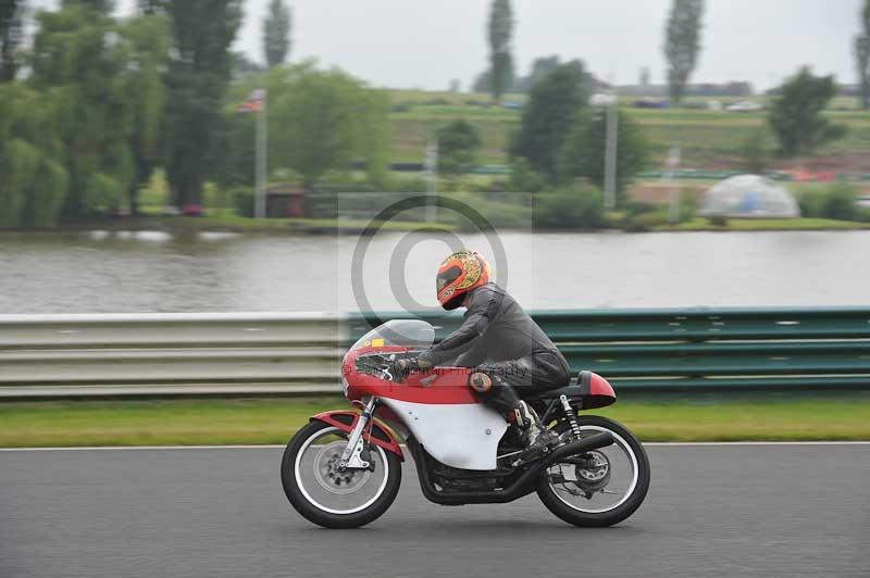 Mallory park Leicestershire;Mallory park photographs;Motorcycle action photographs;classic bikes;event digital images;eventdigitalimages;mallory park;no limits trackday;peter wileman photography;vintage bikes;vintage motorcycles;vmcc festival 1000 bikes