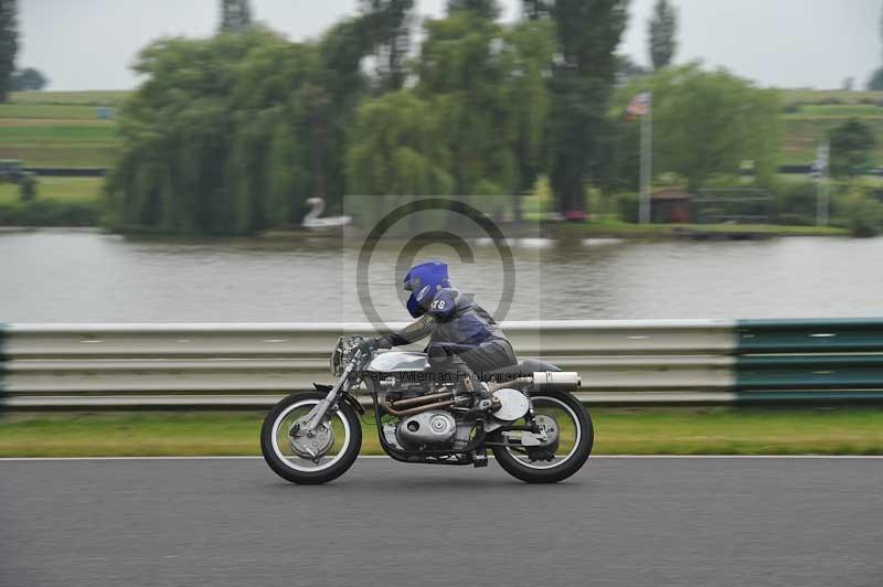 Mallory park Leicestershire;Mallory park photographs;Motorcycle action photographs;classic bikes;event digital images;eventdigitalimages;mallory park;no limits trackday;peter wileman photography;vintage bikes;vintage motorcycles;vmcc festival 1000 bikes