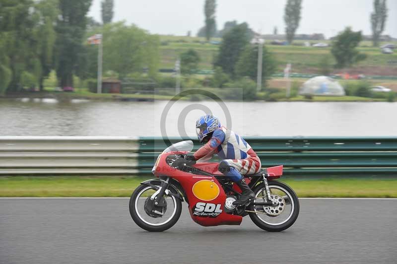 Mallory park Leicestershire;Mallory park photographs;Motorcycle action photographs;classic bikes;event digital images;eventdigitalimages;mallory park;no limits trackday;peter wileman photography;vintage bikes;vintage motorcycles;vmcc festival 1000 bikes