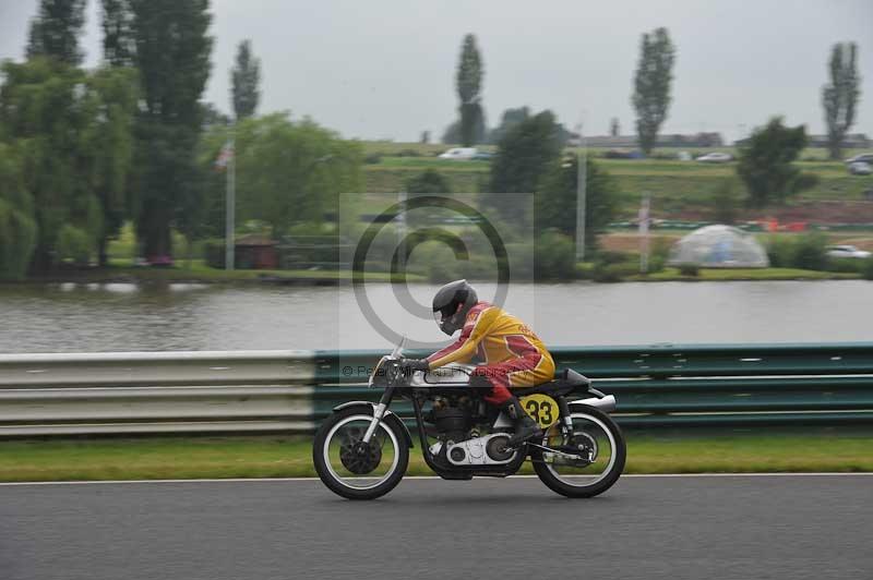 Mallory park Leicestershire;Mallory park photographs;Motorcycle action photographs;classic bikes;event digital images;eventdigitalimages;mallory park;no limits trackday;peter wileman photography;vintage bikes;vintage motorcycles;vmcc festival 1000 bikes