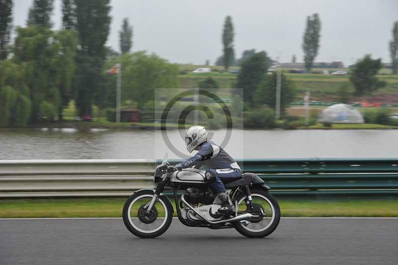 Mallory park Leicestershire;Mallory park photographs;Motorcycle action photographs;classic bikes;event digital images;eventdigitalimages;mallory park;no limits trackday;peter wileman photography;vintage bikes;vintage motorcycles;vmcc festival 1000 bikes