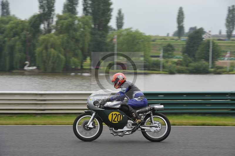 Mallory park Leicestershire;Mallory park photographs;Motorcycle action photographs;classic bikes;event digital images;eventdigitalimages;mallory park;no limits trackday;peter wileman photography;vintage bikes;vintage motorcycles;vmcc festival 1000 bikes