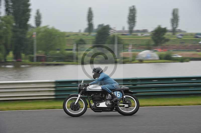 Mallory park Leicestershire;Mallory park photographs;Motorcycle action photographs;classic bikes;event digital images;eventdigitalimages;mallory park;no limits trackday;peter wileman photography;vintage bikes;vintage motorcycles;vmcc festival 1000 bikes