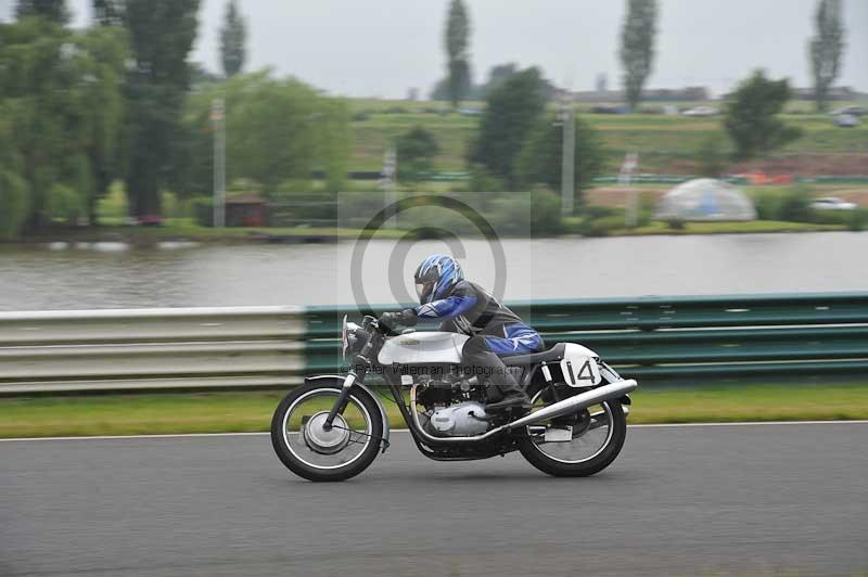 Mallory park Leicestershire;Mallory park photographs;Motorcycle action photographs;classic bikes;event digital images;eventdigitalimages;mallory park;no limits trackday;peter wileman photography;vintage bikes;vintage motorcycles;vmcc festival 1000 bikes