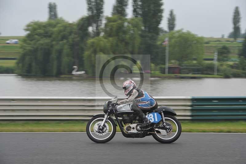 Mallory park Leicestershire;Mallory park photographs;Motorcycle action photographs;classic bikes;event digital images;eventdigitalimages;mallory park;no limits trackday;peter wileman photography;vintage bikes;vintage motorcycles;vmcc festival 1000 bikes