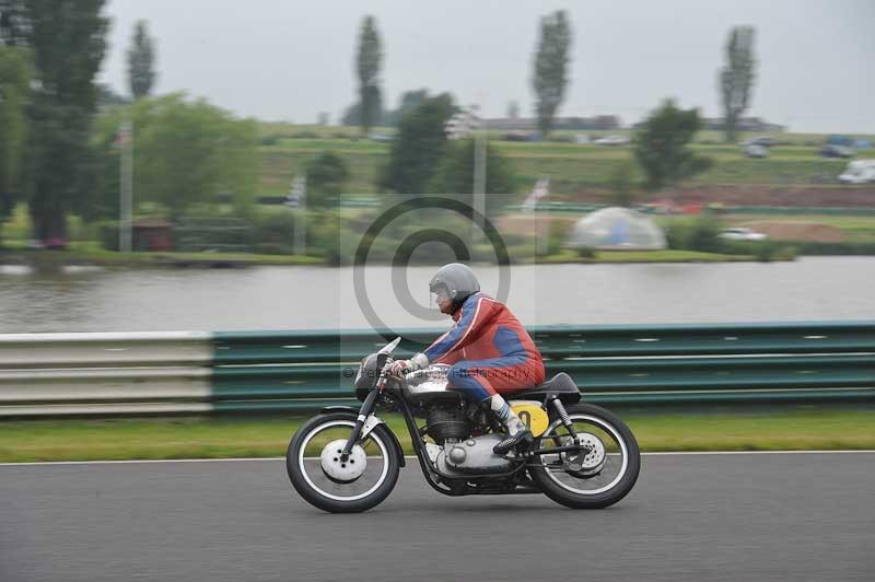 Mallory park Leicestershire;Mallory park photographs;Motorcycle action photographs;classic bikes;event digital images;eventdigitalimages;mallory park;no limits trackday;peter wileman photography;vintage bikes;vintage motorcycles;vmcc festival 1000 bikes