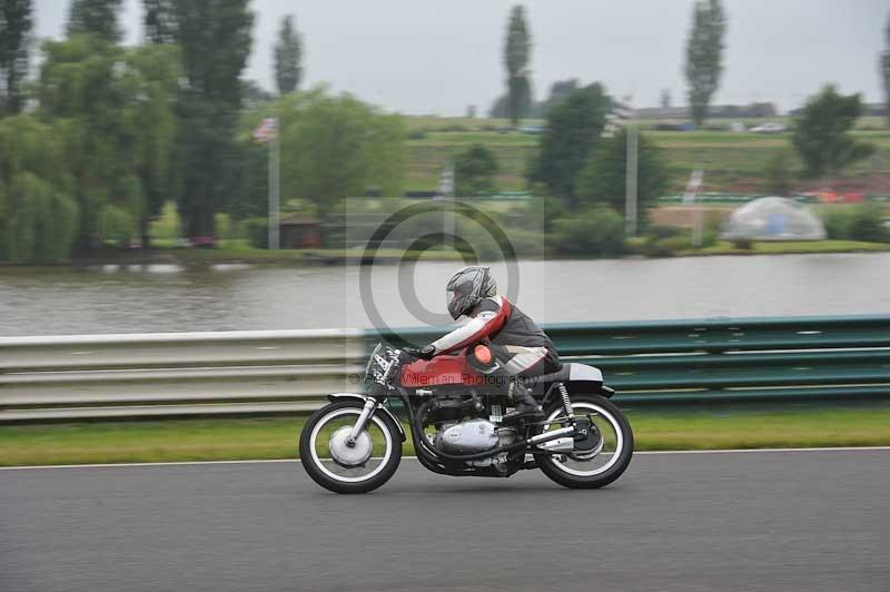 Mallory park Leicestershire;Mallory park photographs;Motorcycle action photographs;classic bikes;event digital images;eventdigitalimages;mallory park;no limits trackday;peter wileman photography;vintage bikes;vintage motorcycles;vmcc festival 1000 bikes