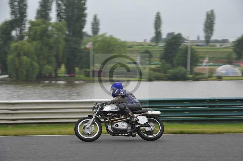 Mallory park Leicestershire;Mallory park photographs;Motorcycle action photographs;classic bikes;event digital images;eventdigitalimages;mallory park;no limits trackday;peter wileman photography;vintage bikes;vintage motorcycles;vmcc festival 1000 bikes