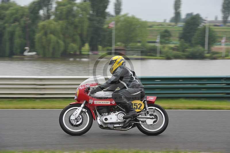 Mallory park Leicestershire;Mallory park photographs;Motorcycle action photographs;classic bikes;event digital images;eventdigitalimages;mallory park;no limits trackday;peter wileman photography;vintage bikes;vintage motorcycles;vmcc festival 1000 bikes