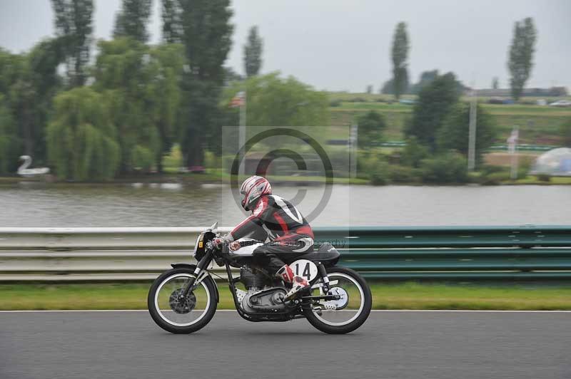 Mallory park Leicestershire;Mallory park photographs;Motorcycle action photographs;classic bikes;event digital images;eventdigitalimages;mallory park;no limits trackday;peter wileman photography;vintage bikes;vintage motorcycles;vmcc festival 1000 bikes