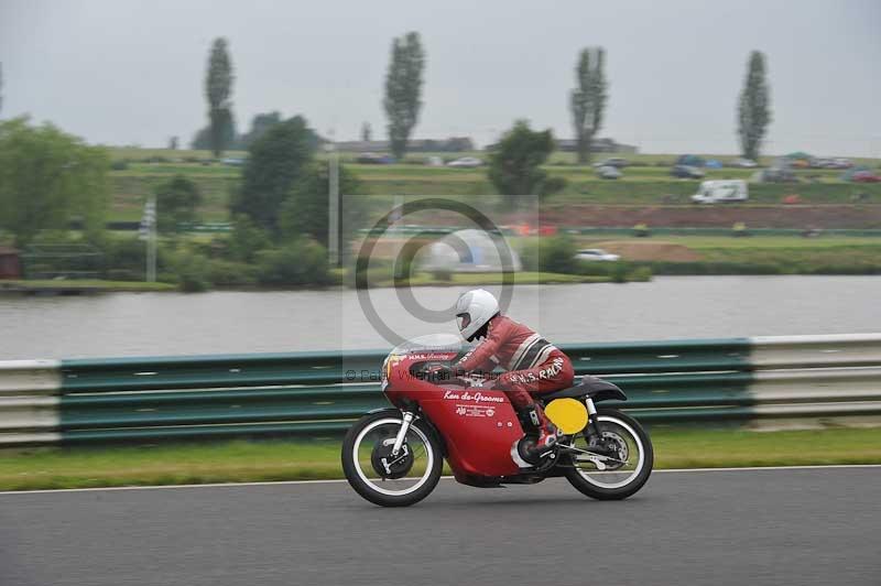 Mallory park Leicestershire;Mallory park photographs;Motorcycle action photographs;classic bikes;event digital images;eventdigitalimages;mallory park;no limits trackday;peter wileman photography;vintage bikes;vintage motorcycles;vmcc festival 1000 bikes