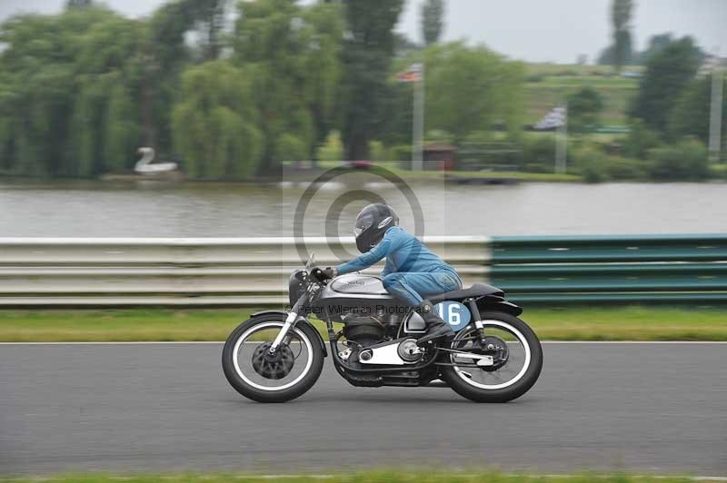 Mallory park Leicestershire;Mallory park photographs;Motorcycle action photographs;classic bikes;event digital images;eventdigitalimages;mallory park;no limits trackday;peter wileman photography;vintage bikes;vintage motorcycles;vmcc festival 1000 bikes