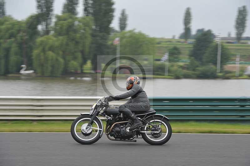 Mallory park Leicestershire;Mallory park photographs;Motorcycle action photographs;classic bikes;event digital images;eventdigitalimages;mallory park;no limits trackday;peter wileman photography;vintage bikes;vintage motorcycles;vmcc festival 1000 bikes