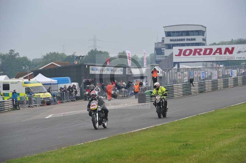 Mallory park Leicestershire;Mallory park photographs;Motorcycle action photographs;classic bikes;event digital images;eventdigitalimages;mallory park;no limits trackday;peter wileman photography;vintage bikes;vintage motorcycles;vmcc festival 1000 bikes