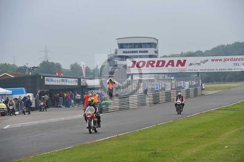 Mallory park Leicestershire;Mallory park photographs;Motorcycle action photographs;classic bikes;event digital images;eventdigitalimages;mallory park;no limits trackday;peter wileman photography;vintage bikes;vintage motorcycles;vmcc festival 1000 bikes