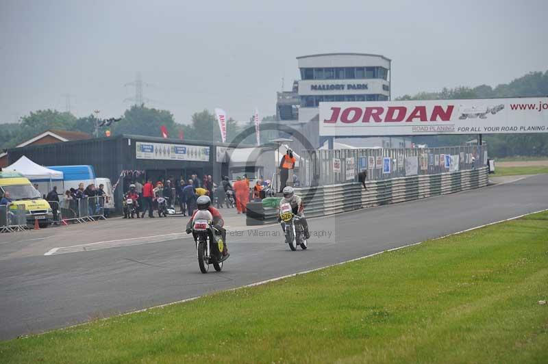 Mallory park Leicestershire;Mallory park photographs;Motorcycle action photographs;classic bikes;event digital images;eventdigitalimages;mallory park;no limits trackday;peter wileman photography;vintage bikes;vintage motorcycles;vmcc festival 1000 bikes