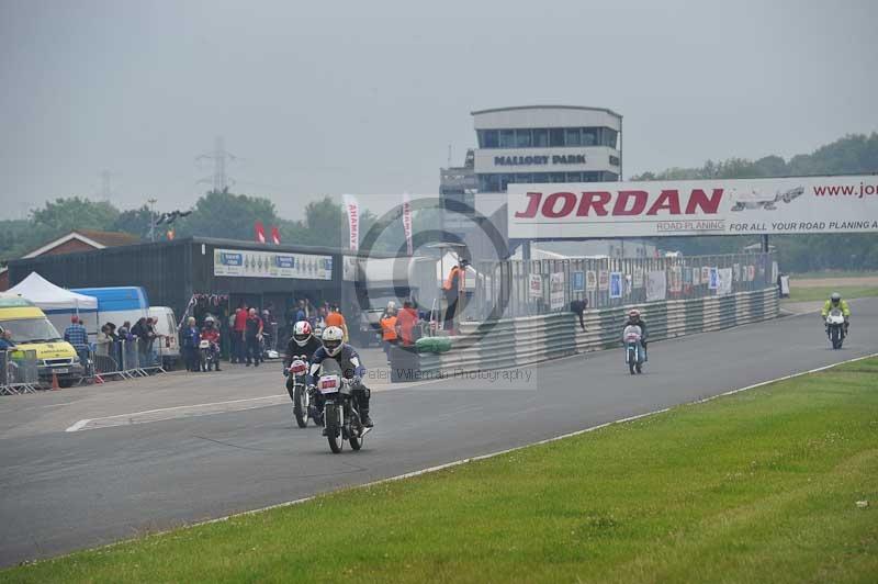 Mallory park Leicestershire;Mallory park photographs;Motorcycle action photographs;classic bikes;event digital images;eventdigitalimages;mallory park;no limits trackday;peter wileman photography;vintage bikes;vintage motorcycles;vmcc festival 1000 bikes