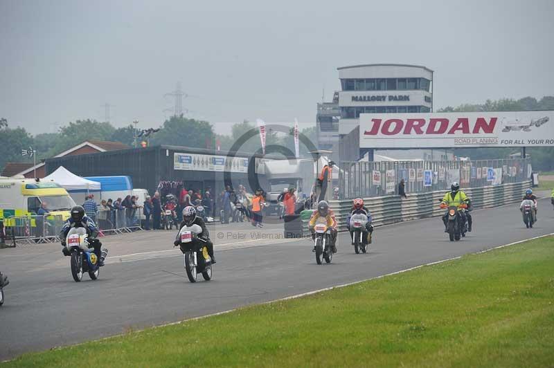 Mallory park Leicestershire;Mallory park photographs;Motorcycle action photographs;classic bikes;event digital images;eventdigitalimages;mallory park;no limits trackday;peter wileman photography;vintage bikes;vintage motorcycles;vmcc festival 1000 bikes