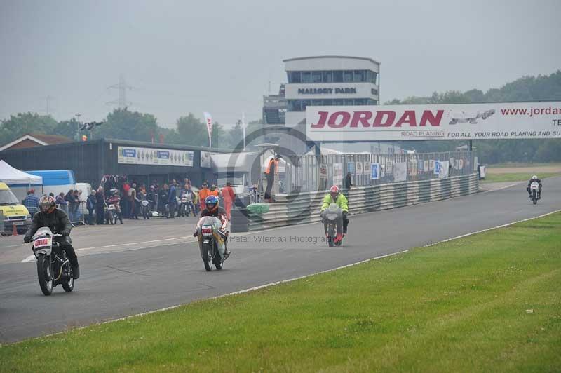 Mallory park Leicestershire;Mallory park photographs;Motorcycle action photographs;classic bikes;event digital images;eventdigitalimages;mallory park;no limits trackday;peter wileman photography;vintage bikes;vintage motorcycles;vmcc festival 1000 bikes