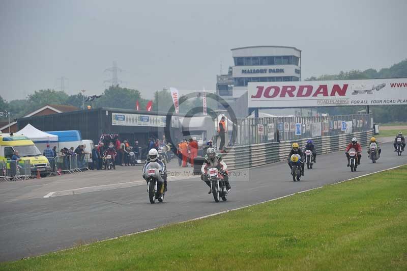 Mallory park Leicestershire;Mallory park photographs;Motorcycle action photographs;classic bikes;event digital images;eventdigitalimages;mallory park;no limits trackday;peter wileman photography;vintage bikes;vintage motorcycles;vmcc festival 1000 bikes