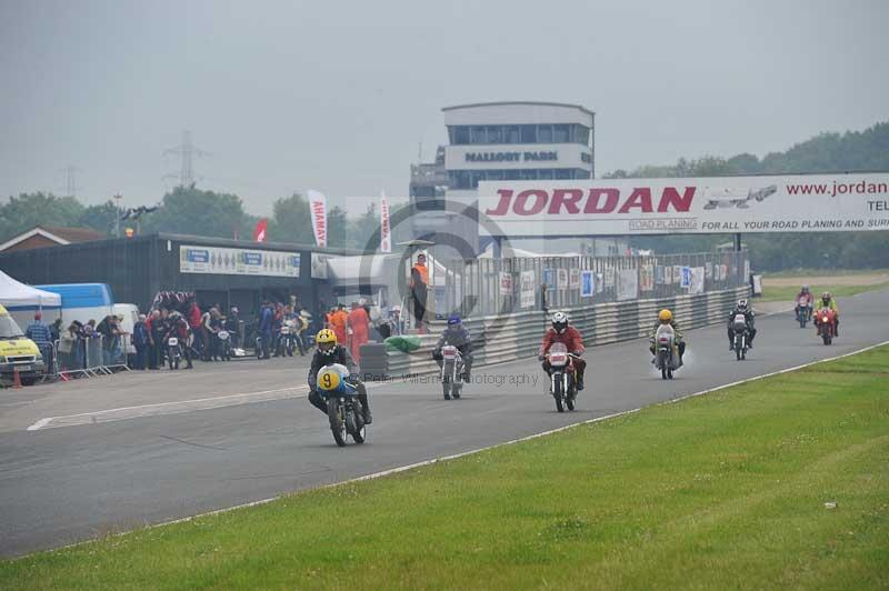 Mallory park Leicestershire;Mallory park photographs;Motorcycle action photographs;classic bikes;event digital images;eventdigitalimages;mallory park;no limits trackday;peter wileman photography;vintage bikes;vintage motorcycles;vmcc festival 1000 bikes