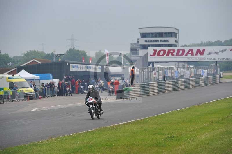 Mallory park Leicestershire;Mallory park photographs;Motorcycle action photographs;classic bikes;event digital images;eventdigitalimages;mallory park;no limits trackday;peter wileman photography;vintage bikes;vintage motorcycles;vmcc festival 1000 bikes