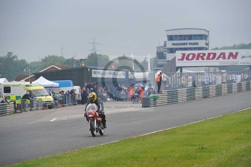 Mallory park Leicestershire;Mallory park photographs;Motorcycle action photographs;classic bikes;event digital images;eventdigitalimages;mallory park;no limits trackday;peter wileman photography;vintage bikes;vintage motorcycles;vmcc festival 1000 bikes