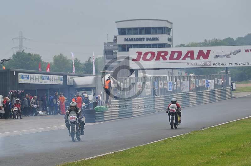 Mallory park Leicestershire;Mallory park photographs;Motorcycle action photographs;classic bikes;event digital images;eventdigitalimages;mallory park;no limits trackday;peter wileman photography;vintage bikes;vintage motorcycles;vmcc festival 1000 bikes