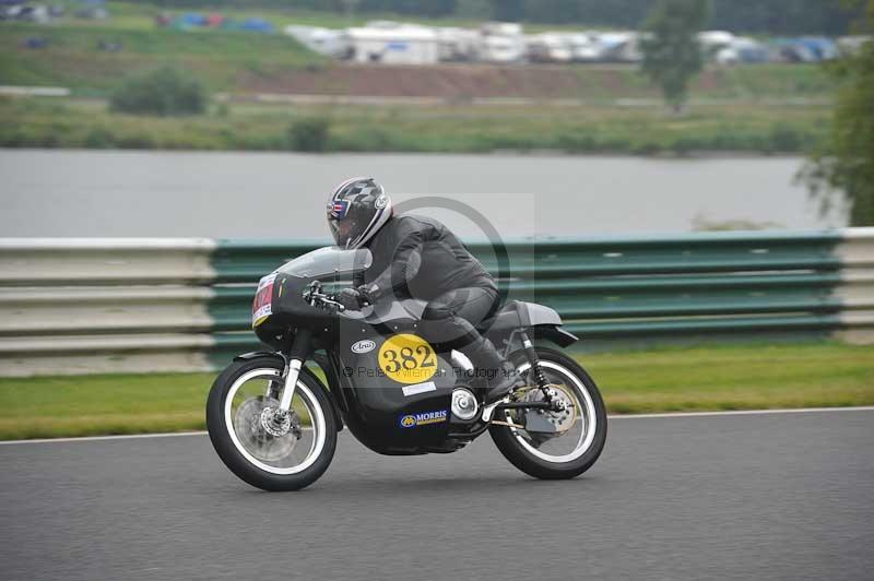 Mallory park Leicestershire;Mallory park photographs;Motorcycle action photographs;classic bikes;event digital images;eventdigitalimages;mallory park;no limits trackday;peter wileman photography;vintage bikes;vintage motorcycles;vmcc festival 1000 bikes