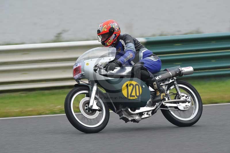 Mallory park Leicestershire;Mallory park photographs;Motorcycle action photographs;classic bikes;event digital images;eventdigitalimages;mallory park;no limits trackday;peter wileman photography;vintage bikes;vintage motorcycles;vmcc festival 1000 bikes