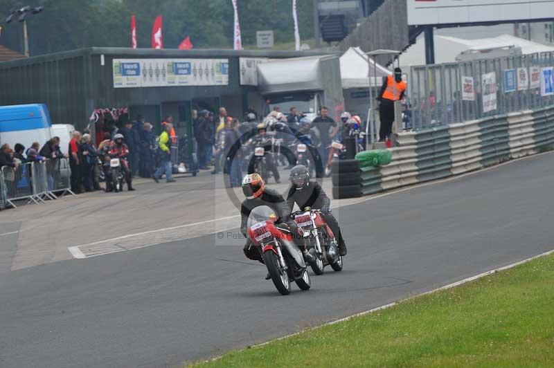 Mallory park Leicestershire;Mallory park photographs;Motorcycle action photographs;classic bikes;event digital images;eventdigitalimages;mallory park;no limits trackday;peter wileman photography;vintage bikes;vintage motorcycles;vmcc festival 1000 bikes