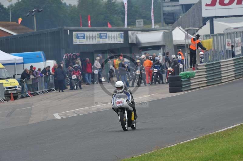 Mallory park Leicestershire;Mallory park photographs;Motorcycle action photographs;classic bikes;event digital images;eventdigitalimages;mallory park;no limits trackday;peter wileman photography;vintage bikes;vintage motorcycles;vmcc festival 1000 bikes