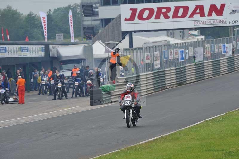 Mallory park Leicestershire;Mallory park photographs;Motorcycle action photographs;classic bikes;event digital images;eventdigitalimages;mallory park;no limits trackday;peter wileman photography;vintage bikes;vintage motorcycles;vmcc festival 1000 bikes