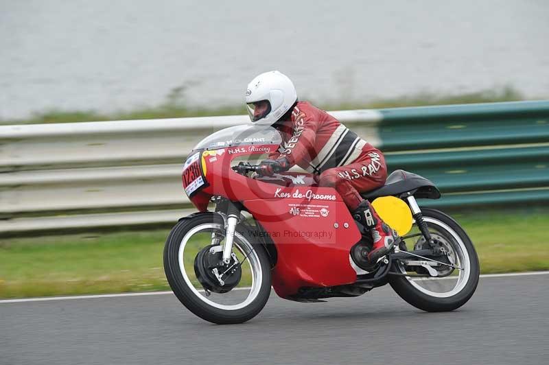 Mallory park Leicestershire;Mallory park photographs;Motorcycle action photographs;classic bikes;event digital images;eventdigitalimages;mallory park;no limits trackday;peter wileman photography;vintage bikes;vintage motorcycles;vmcc festival 1000 bikes