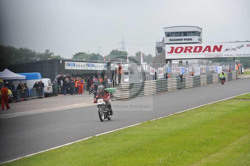 Mallory park Leicestershire;Mallory park photographs;Motorcycle action photographs;classic bikes;event digital images;eventdigitalimages;mallory park;no limits trackday;peter wileman photography;vintage bikes;vintage motorcycles;vmcc festival 1000 bikes