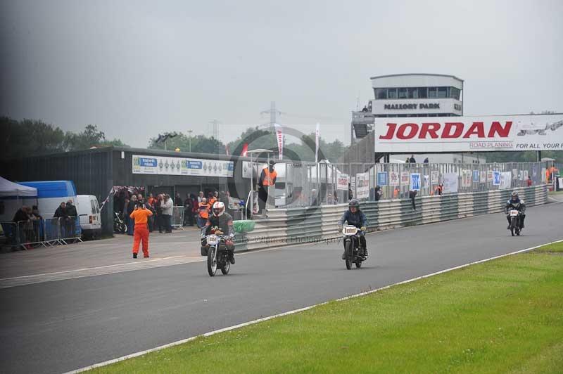 Mallory park Leicestershire;Mallory park photographs;Motorcycle action photographs;classic bikes;event digital images;eventdigitalimages;mallory park;no limits trackday;peter wileman photography;vintage bikes;vintage motorcycles;vmcc festival 1000 bikes