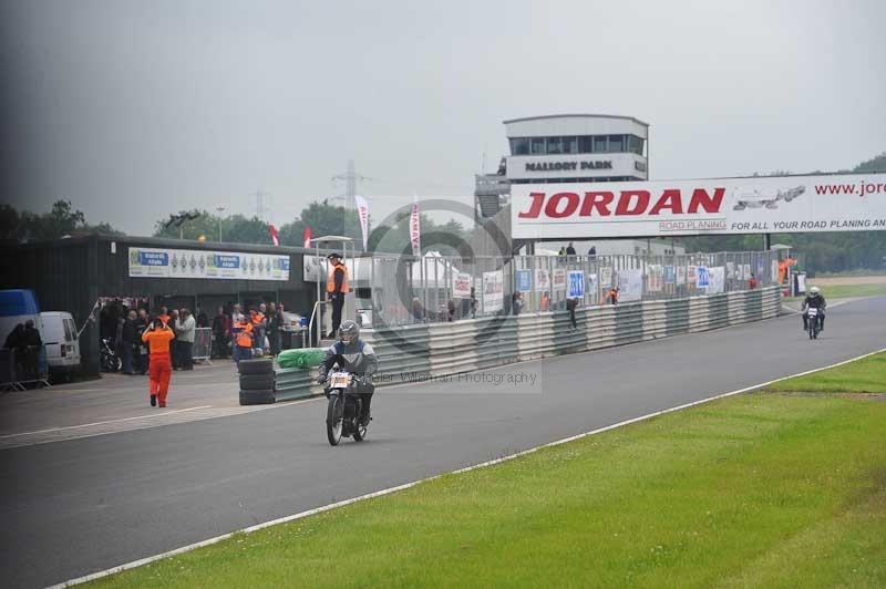 Mallory park Leicestershire;Mallory park photographs;Motorcycle action photographs;classic bikes;event digital images;eventdigitalimages;mallory park;no limits trackday;peter wileman photography;vintage bikes;vintage motorcycles;vmcc festival 1000 bikes