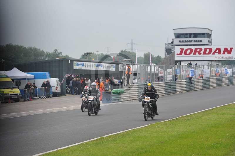 Mallory park Leicestershire;Mallory park photographs;Motorcycle action photographs;classic bikes;event digital images;eventdigitalimages;mallory park;no limits trackday;peter wileman photography;vintage bikes;vintage motorcycles;vmcc festival 1000 bikes