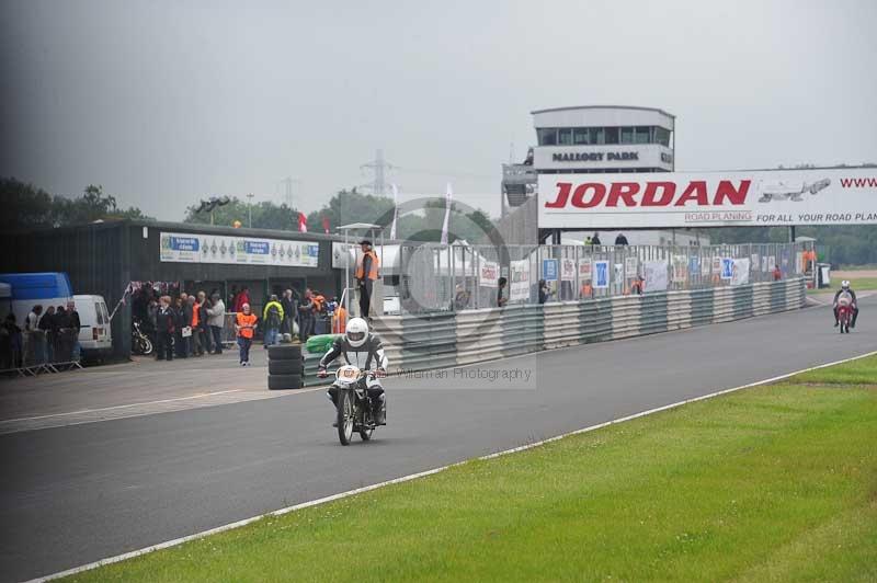 Mallory park Leicestershire;Mallory park photographs;Motorcycle action photographs;classic bikes;event digital images;eventdigitalimages;mallory park;no limits trackday;peter wileman photography;vintage bikes;vintage motorcycles;vmcc festival 1000 bikes