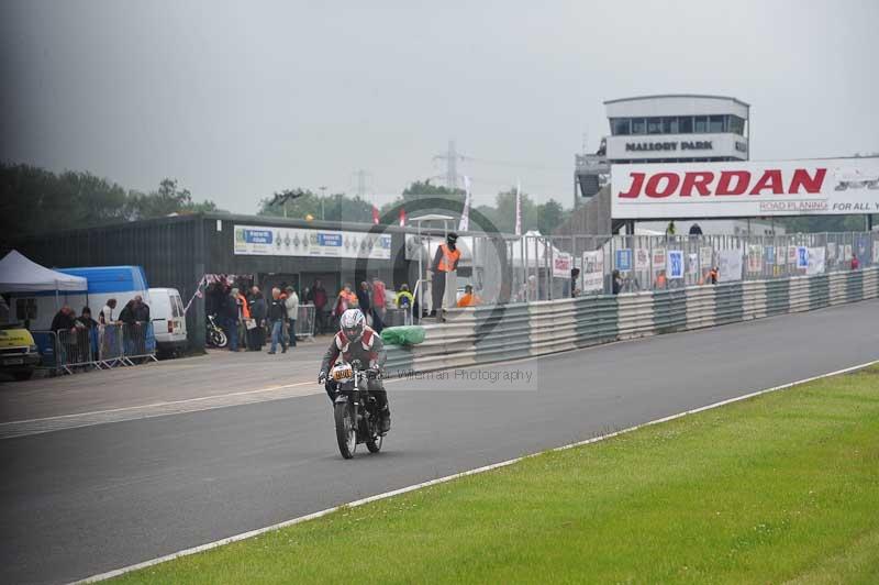 Mallory park Leicestershire;Mallory park photographs;Motorcycle action photographs;classic bikes;event digital images;eventdigitalimages;mallory park;no limits trackday;peter wileman photography;vintage bikes;vintage motorcycles;vmcc festival 1000 bikes